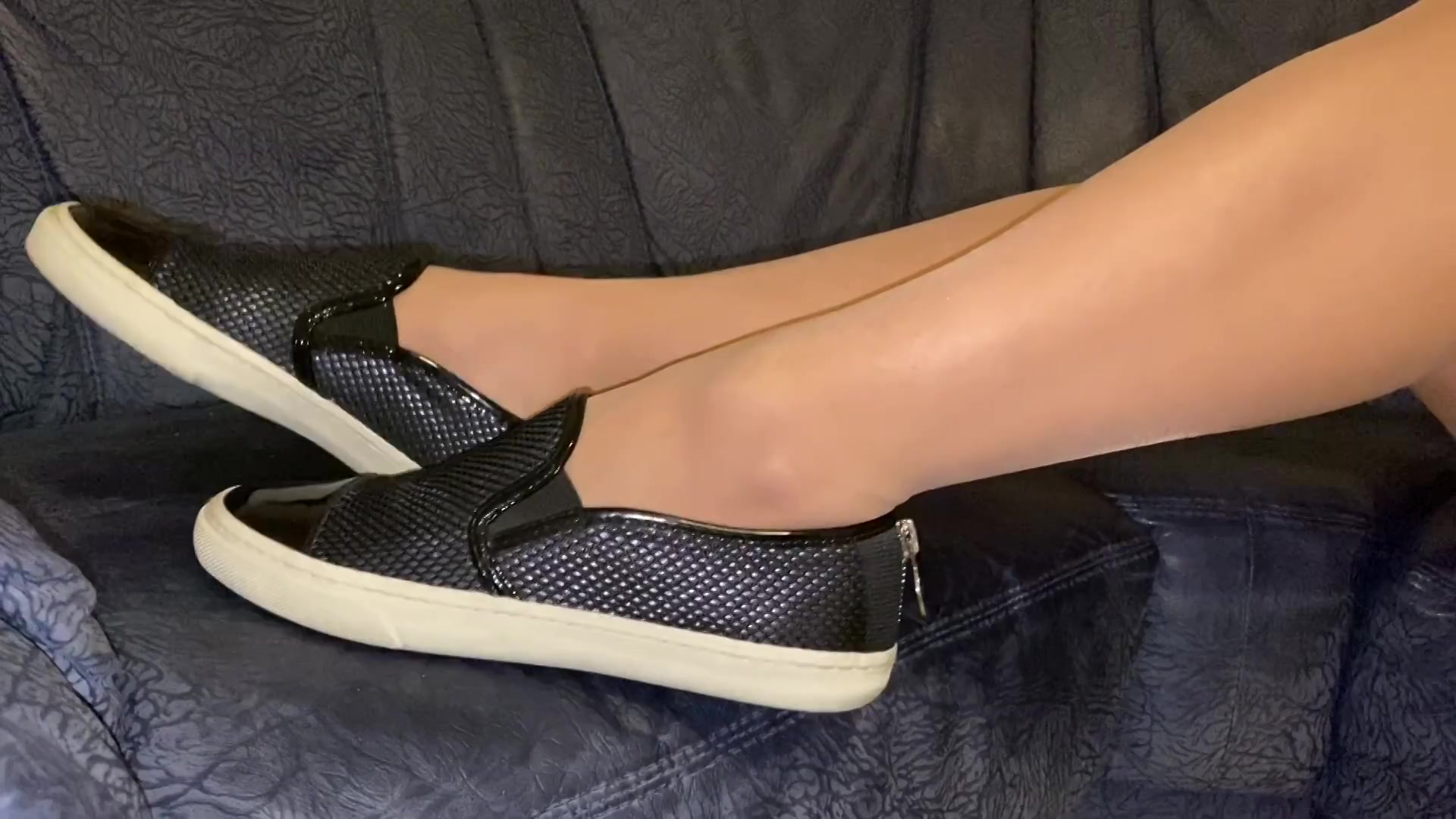 Amateur femina Nikki licks her smelly toes while fingering her pussy