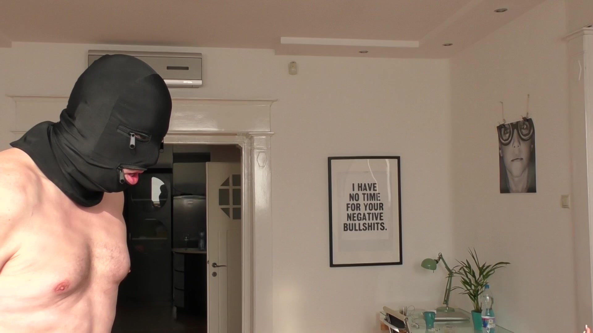 Face slepping competition